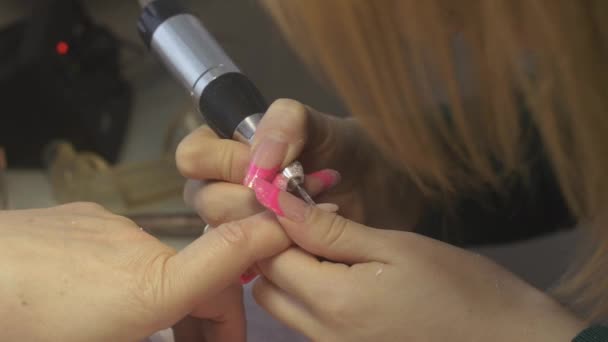 Esmalte de uñas maestro superficie de uñas del cliente en salón de belleza por aparato especial. Manicura de hardware — Vídeos de Stock