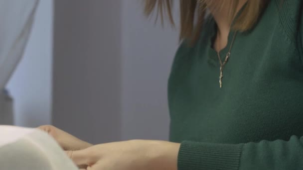 La persona del maestro de uñas envuelven las uñas en la laminilla al cliente en el salón de belleza. Proceso de manicura. Corrección — Vídeo de stock