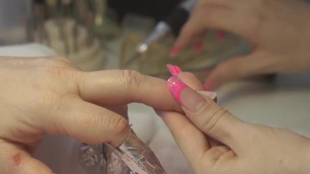 폴란드어 nailfile에 의해 클라이언트의 마스터 치료 손톱을 네일, 미용 살롱에서 파우더 퍼프를 동요 한다. 수정 — 비디오