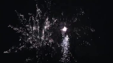 Multi patlayan havai fişek gece gökyüzünde renkli. Havaya uçur. Aydınlatmaları. Kutlama. Birçok çekim