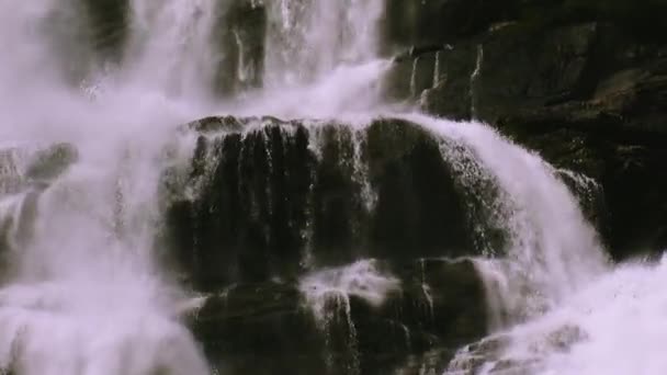 Vy av cascade vattenfall stänk på stenar i skogen bland bergen. Sommardag. Natur. Ingen — Stockvideo