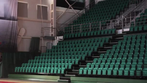 Pemandangan aula konser besar kosong dengan kursi hijau terang, pagar besi. Bagian dalam. Tidak ada . — Stok Video