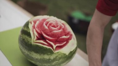 Taze karpuz içinde düzenlenen rose adlı görüntüleyin. Yaratıcı yemek, servis. Yaz Festivali. Güneşli gün
