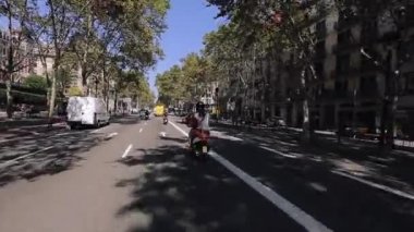 Kask arka yüzü kızlarda scooter City yolda binmek. Çok araba. Seyahat. Yolculuk. Yaz