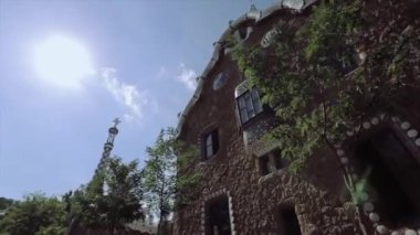 Yaratıcı tuğla binaya görüntüleyin. Yeşil ağaçlar. Şehirde yaz güneşli gün. Mimari.