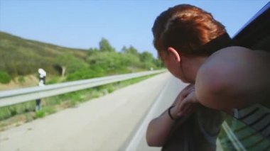 Genç kız el kaldırsın, araba sürüş açık pencereden dışarı çığlık. Rüzgar. Gülümse. Seyahat. Yolculuk