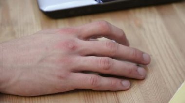 Genç çocuk ahşap yüzeyde beyaz netbook kablosuz fare kullanarak. Aygıt. Hareket ediyor. ' I tıklatın