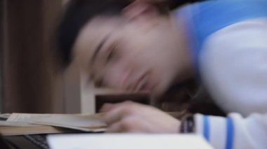 Adale adam masada döşeme kitap haline korkmuş genç esmer çocuk başkanı itin. Güç. Korku