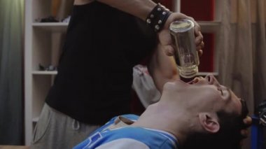 Adale adam genç çocuk boğaz içine sıvı koymak, kaşık, yakın ağız ve itme baş masada tarafından ilave edin