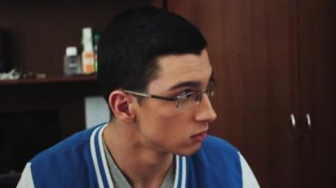 Çocuk oturup masa sandalye üzerinde sol bak. Adale adam gelen doğru ve kızgın çığlık gel. İtme çocuk boyun