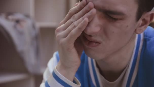 El retrato del muchacho joven prueben concentrarse en la pantalla delantera del bloc de notas en la habitación. Dormido. Bostezando . — Vídeos de Stock