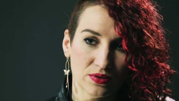 Parlak makyaj ile Kızıl saçlı kadın portresi. Birini, bir kaş için birkaç kelime telaffuz — Stok video