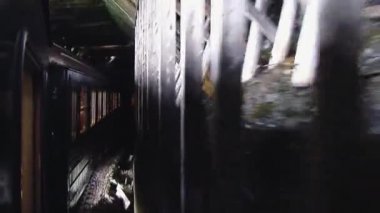 Dağlarda karanlık tünelde sürücü tren. Seyahat. Turizm. Yolculuk. Tren. Güneş ışığı
