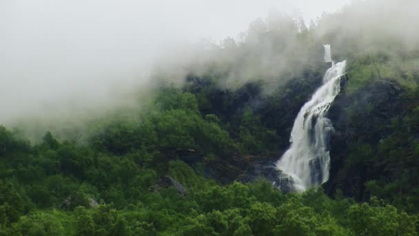 Widok na wodospad Kaskada w zielonym lesie wśród wulkan. Letni dzień. Dym. Charakter. Nikt nie. — Wideo stockowe