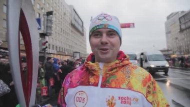 Saint Petersburg, Rusya - 27 Ekim 2013: bayrak yarışı Saint Petersburg'daki Olimpiyat meşalesinin. Erkek ışık tutan kimse röportaj ver. İnsanlar. Arabalar