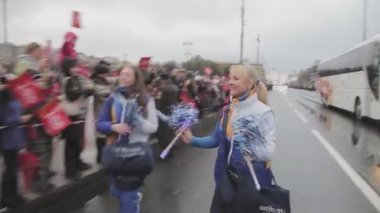 Saint Petersburg, Rusya Federasyonu - 27 Ekim 2013: Kızlar üniformalı kitleye çiçekler ver. Sochi Saint Petersburg'daki Olimpiyat meşalesinin bayrak yarışı