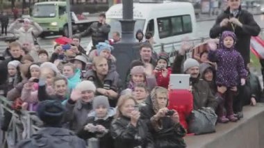 Saint Petersburg, Rusya Federasyonu - 27 Ekim 2013: Birçok kişi el kamera el salla. Akıllı telefonlar üzerinde ateş. Otobüs hareket içinde fotoğraf makinesi. Ekim