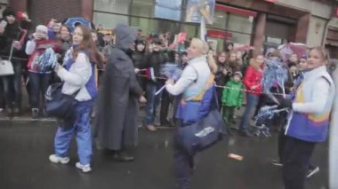 Saint Petersburg, Rusya - 27 Ekim 2013: Kızlar ellerini kitleye çiçekler. Sochi Saint Petersburg'daki Olimpiyat meşalesinin bayrak yarışı. Üniforma