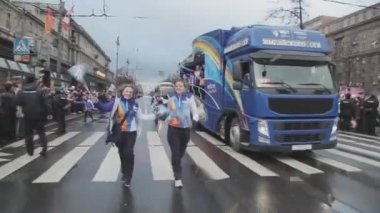 Saint Petersburg, Rusya - 27 Ekim 2013: Ponpon üniformalı kızlar. St. Petersburg'daki Soçi Olimpiyat meşalesi bayrak yarışı. Otobüs