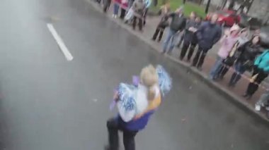 Saint Petersburg, Rusya - 27 Ekim 2013: Ponpon üniformalı yürüyen kız. St. Petersburg'daki Soçi Olimpiyat meşalesi bayrak yarışı. Insanlar