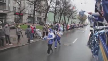 Saint Petersburg, Rusya - 27 Ekim 2013: Ponpon lu üniformalı gençleri çalıştırmak. St. Petersburg'da Soçi Olimpiyat meşalesi bayrak yarışı