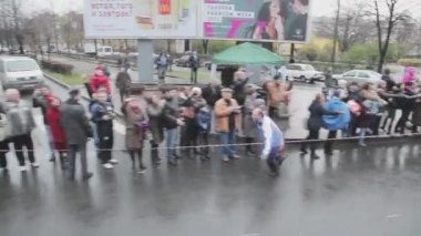 Saint Petersburg, Rusya - 27 Ekim 2013: Üniformalı adam koşup seyirciye beş tane verin. St. Petersburg'da bayrak yarışı Soçi Olimpiyat meşalesi.