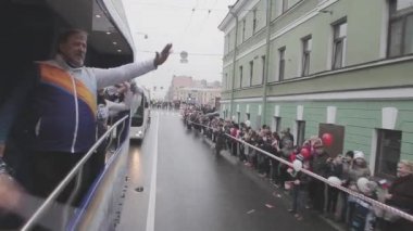 Saint Petersburg, Rusya - 27 Ekim 2013: Yetişkin adam otobüs sürüş pom ponpon. St. Petersburg'daki Soçi Olimpiyat meşalesi bayrak yarışı. Kız