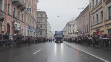 Saint Petersburg, Rusya - 27 Ekim 2013: Gönüllülerle otobüs sürmek, yanıp sönen ışıklar. St. Petersburg'da Soçi Olimpiyat meşalesi bayrak yarışı