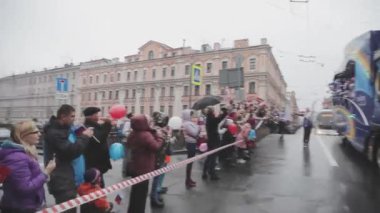 Saint Petersburg, Rusya - 27 Ekim 2013: Gönüllülerle otobüs sürmek, seyirci. St. Petersburg'da Soçi Olimpiyat meşalesi bayrak yarışı.
