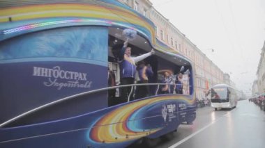 Saint Petersburg, Rusya - 27 Ekim 2013: Gönüllülerle otobüs, ponpon sallayarak, dans. St. Petersburg'da Soçi Olimpiyat meşalesi bayrak yarışı.