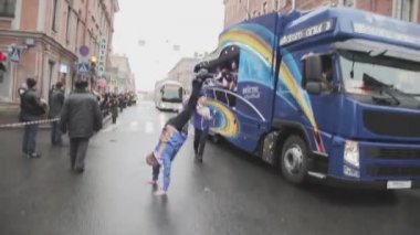 Saint Petersburg, Rusya - 27 Ekim 2013: Gönüllülerle otobüs, adam elleri flip olun. St. Petersburg'da Soçi Olimpiyat meşalesi bayrak yarışı.