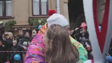 Saint Petersburg, Rusya - 27 Ekim 2013: Gönüllüler meşale taşıyıcısı sarılmak. St. Petersburg'daki Soçi Olimpiyat meşalesi bayrak yarışı. Seyirci