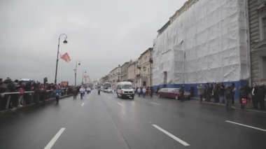 Saint Petersburg, Rusya - 27 Ekim 2013: Ekim ayında St Petersburg'da bayrak yarışı Sochi Olimpiyat meşalesi. Olimpik kortej. Meşale taşıyıcısı. Insanlar