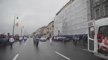 Saint Petersburg, Rusya - 27 Ekim 2013: Ekim ayında St. Petersburg'da bayrak yarışı Olimpiyat ateşi. Olimpik kortej. Meşale taşıyıcısı. Gönüllü