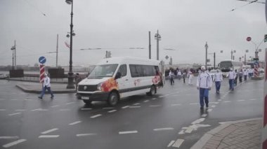 Saint Petersburg, Rusya - 27 Ekim 2013: Ekim ayında St Petersburg'da bayrak yarışı Sochi Olimpiyat meşalesi. Gönüllü. Meşale taşıyıcısı. Konvoy