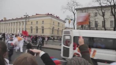 Saint Petersburg, Rusya - 27 Ekim 2013: bayrak yarışı Sochi Olimpiyat Meşalesi, Saint Petersburg. Alev ile torchbearers. Kalabalık insanlar. Törenleri