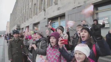 Saint Petersburg, Rusya Federasyonu - 27 Ekim 2013: Birçok gençler dalga bayrakları kamera, gülümse. Kameraya ateş. Fotoğrafçılar. Olay. Seyirci