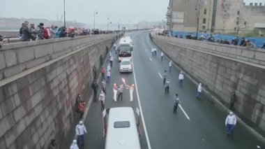 Saint Petersburg, Rusya - 27 Ekim 2013: Quadrocopter ateş bayrak yarışı Sochi Olimpiyat Meşalesi, Saint Petersburg. Alev torchbearers geçmek.
