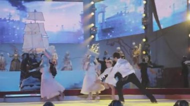 Saint Petersburg, Rusya Federasyonu - 27 Ekim 2013: Konser bayrak yarışı Sochi Saint Petersburg'daki Olimpiyat meşalesinin adanmış. Sahne Alanı'nda buz patenciler