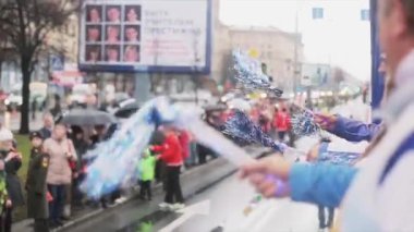 Saint Petersburg, Rusya - 27 Ekim 2013: Gönüllülerle otobüs, ponpon sallayarak. St. Petersburg'da Soçi Olimpiyat meşalesi bayrak yarışı.