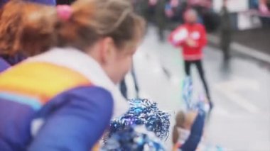 Saint Petersburg, Rusya - 27 Ekim 2013: Gönüllüler otobüsteki insanlara ponpon sallıyor. St. Petersburg'da Soçi Olimpiyat meşalesi bayrak yarışı