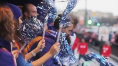 Saint Petersburg, Rusya - 27 Ekim 2013: Gönüllüler otobüsten ponpon sallıyor. Atlama. St. Petersburg'da Soçi Olimpiyat meşalesi bayrak yarışı