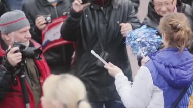 Saint Petersburg, Rusya - 27 Ekim 2013: Gönüllü yetişkin kadına ponpon verin. St. Petersburg'da Soçi Olimpiyat meşalesi bayrak yarışı.