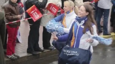 Saint Petersburg, Rusya - 27 Ekim 2013: Mutlu gönüllüler insanlara ponpon veriyor. St. Petersburg'da Soçi Olimpiyat meşalesi bayrak yarışı.