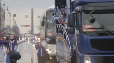 Saint Petersburg, Rusya - 27 Ekim 2013: Yürüyüş gönüllüleri ve otobüste ponpon sallayın. St. Petersburg'da Soçi Olimpiyat meşalesi bayrak yarışı