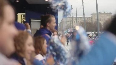 Saint Petersburg, Rusya - 27 Ekim 2013: Gönüllüler otobüsün içinde pom pom gülümseyip sallıyorlar. St. Petersburg'da Soçi Olimpiyat meşalesi bayrak yarışı