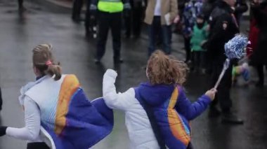 Saint Petersburg, Rusya - 27 Ekim 2013: İki çalışan gönüllü yolda ponpon sallamak. St. Petersburg'da Soçi Olimpiyat meşalesi bayrak yarışı