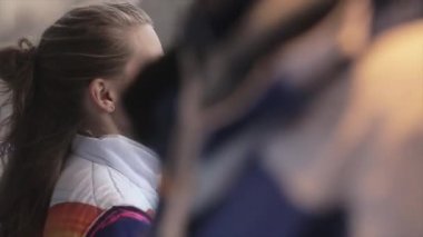 Saint Petersburg, Rusya - 27 Ekim 2013: Genç kız gönüllü otobüsten pom pom sallamak. St. Petersburg'da Soçi Olimpiyat meşalesi bayrak yarışı