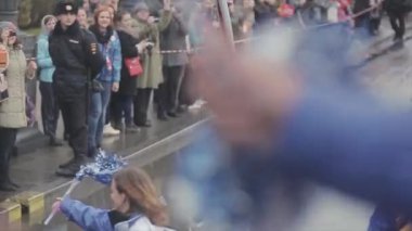 Saint Petersburg, Rusya - 27 Ekim 2013: Otobüste ki gönüllüler meşale taşıyıcısı hazırlıyor. St. Petersburg'da Soçi Olimpiyat meşalesi bayrak yarışı