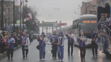 Saint Petersburg, Rusya - 27 Ekim 2013: Yürüyen gönüllüler ponpon sallanıyor. Otobüs. St. Petersburg'da Soçi Olimpiyat meşalesi bayrak yarışı